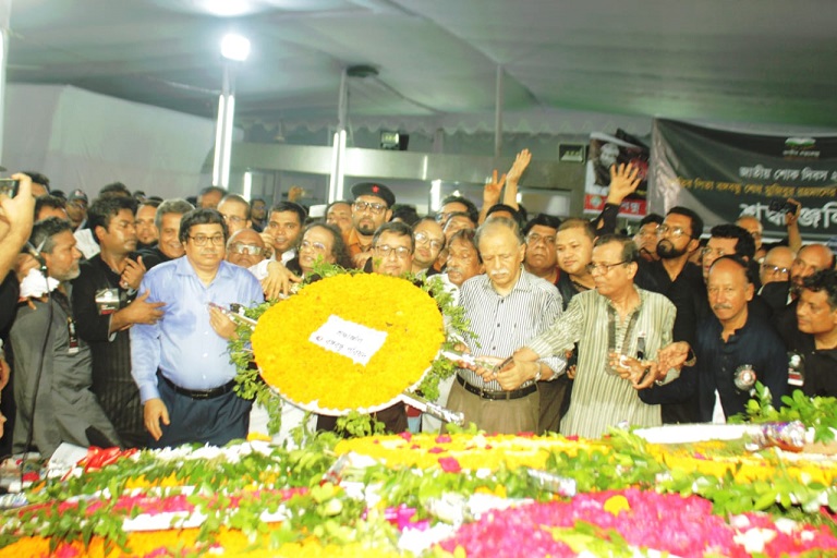 বঙ্গবন্ধুর প্রতিকৃতিতে ও বনানী কবরস্থানে বঙ্গবন্ধু পরিষদের শ্রদ্ধা নিবেদন